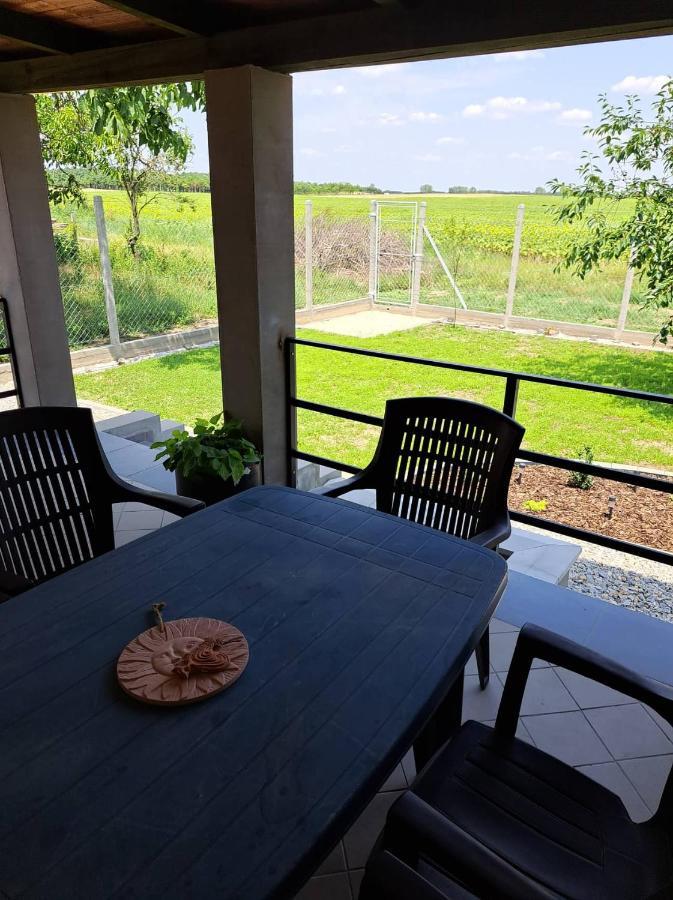 Grapeline Guesthouse Chotin Экстерьер фото